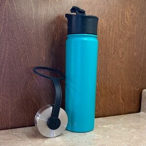 SimpleModern 22oz Teal Insulated Water Bottle with Black Lid & additional cover.